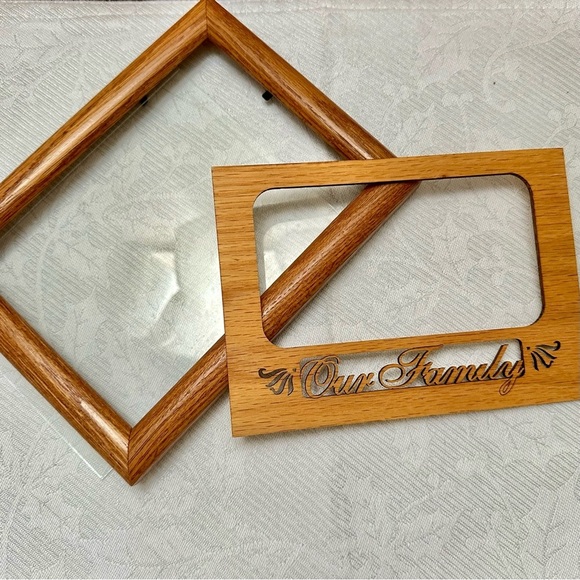 🔵 5”x7” Oak Photo Picture Frame With “Our Family” Laser Cut Mat Insert - Picture 2 of 6